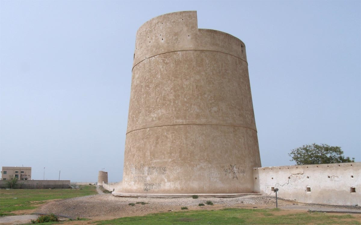 Умм аль-Кувэйн, крепостная стена, башня